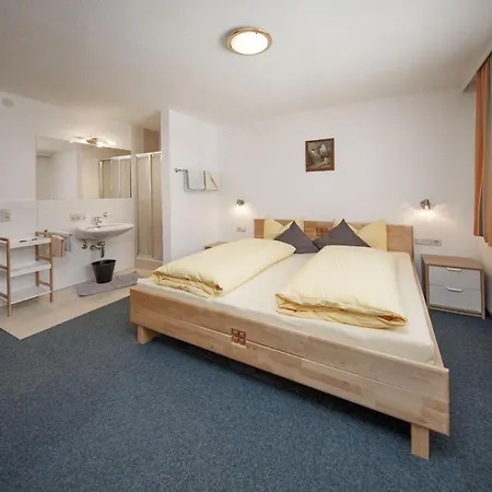 Manuela * Ζόλντεν